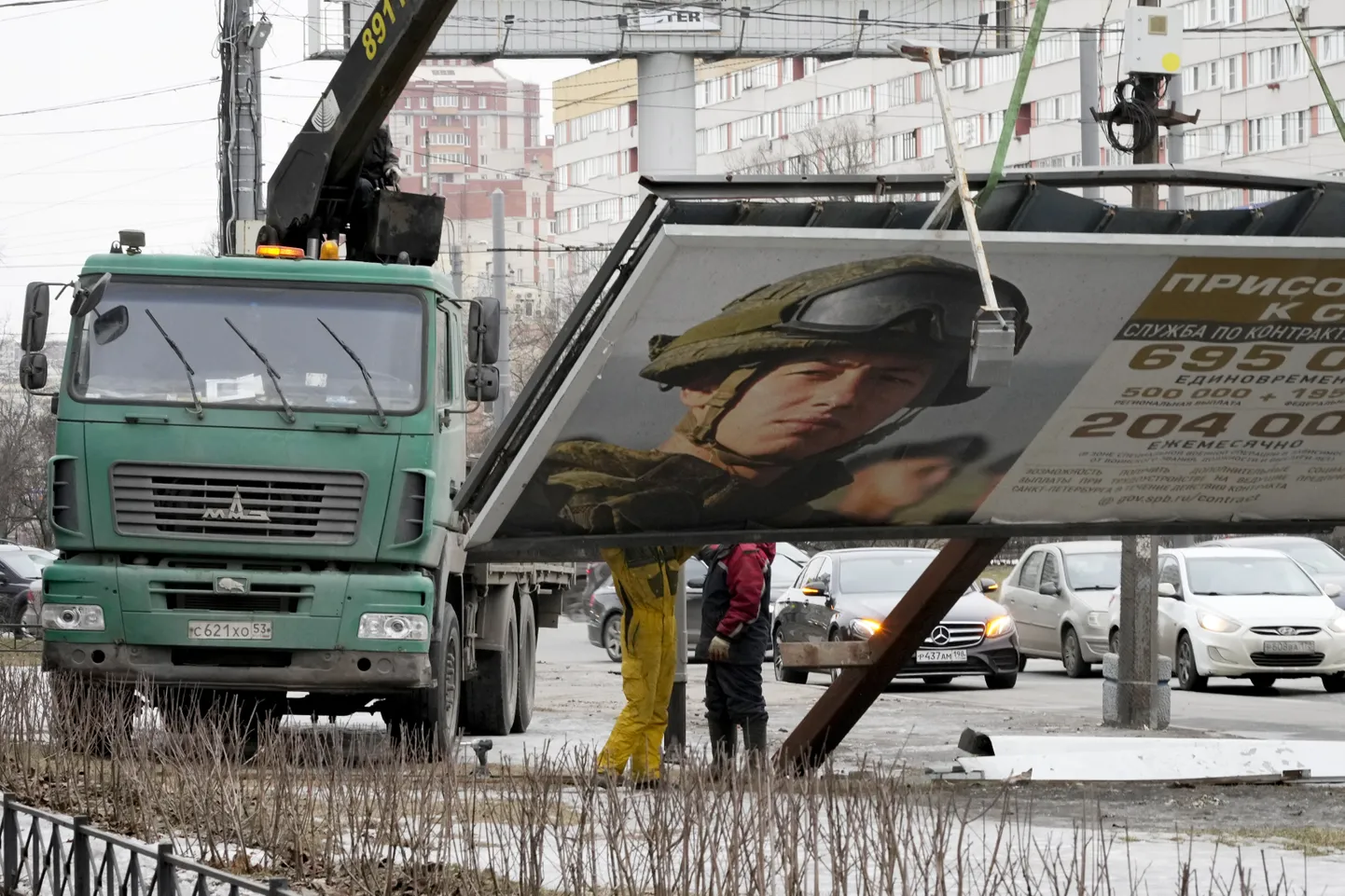 Sõjaväeteenistust reklaamiva plakati mahavõtmine Peterburis.