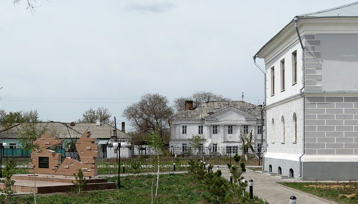 Поселок Долинка; слева направо - скульптурный мемориал жертвам сталинского террора; бывший ДК, в котором работал Соостер; торец здания лагерного управления. 