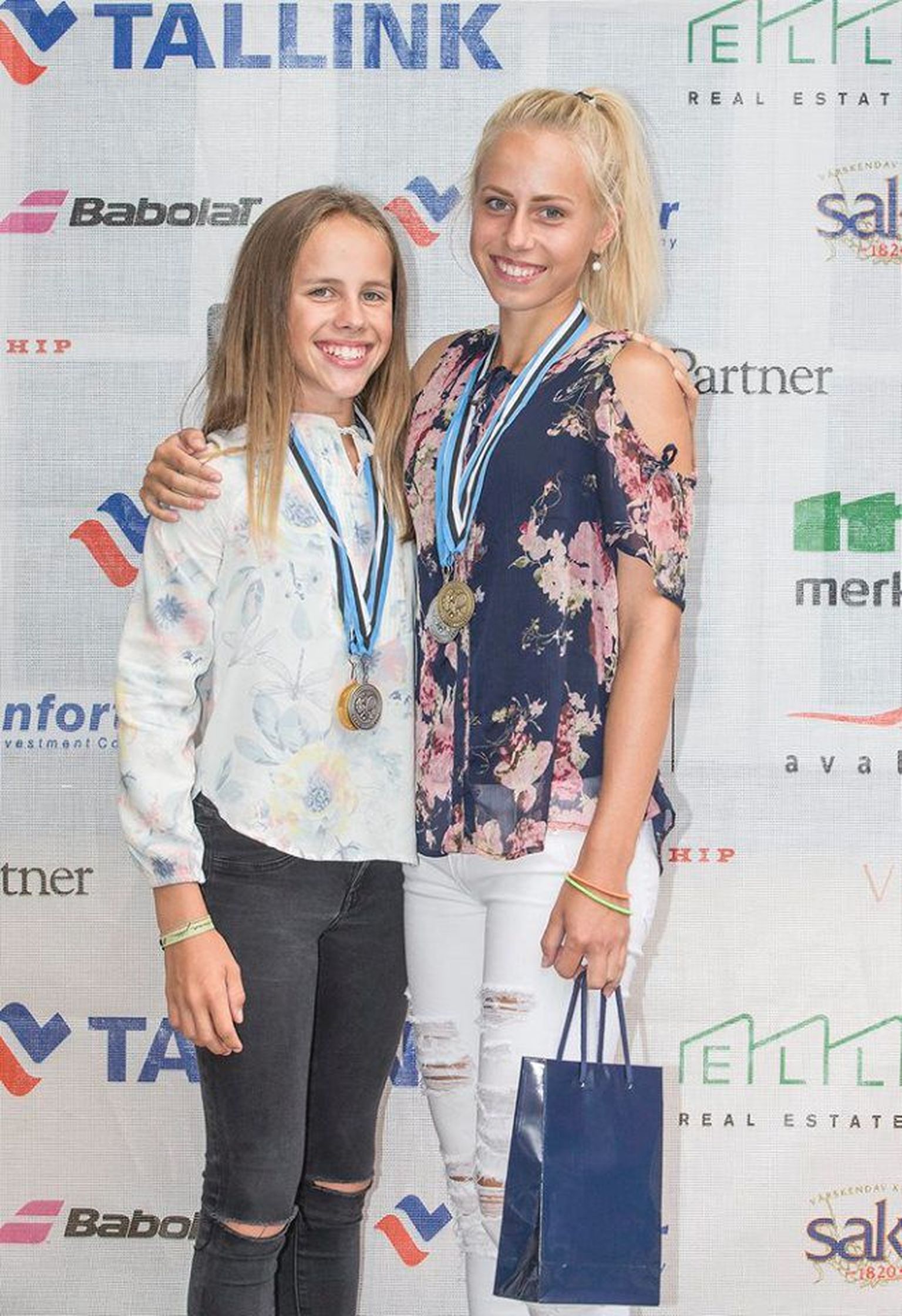 Desire Pärn (vasakul) ja Lissi Kubre (paremal) võitsid kahe peale kokku noorte Eesti meistrivõistlustel tennises viis medalit.