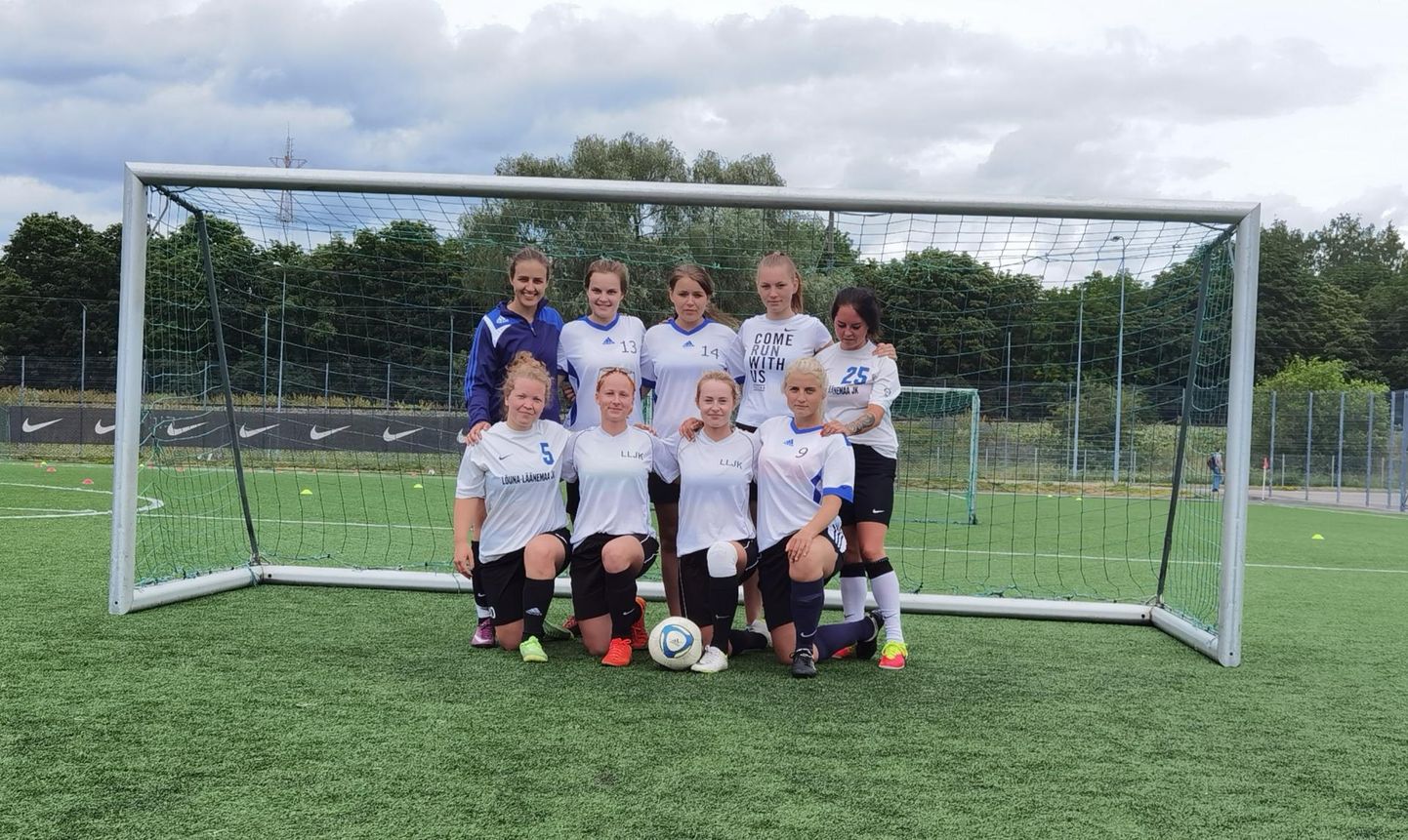Lõuna-Läänemaa jalgpalliklubi naiskond võitis Eesti jalgpalli liidu turniiril teise koha.