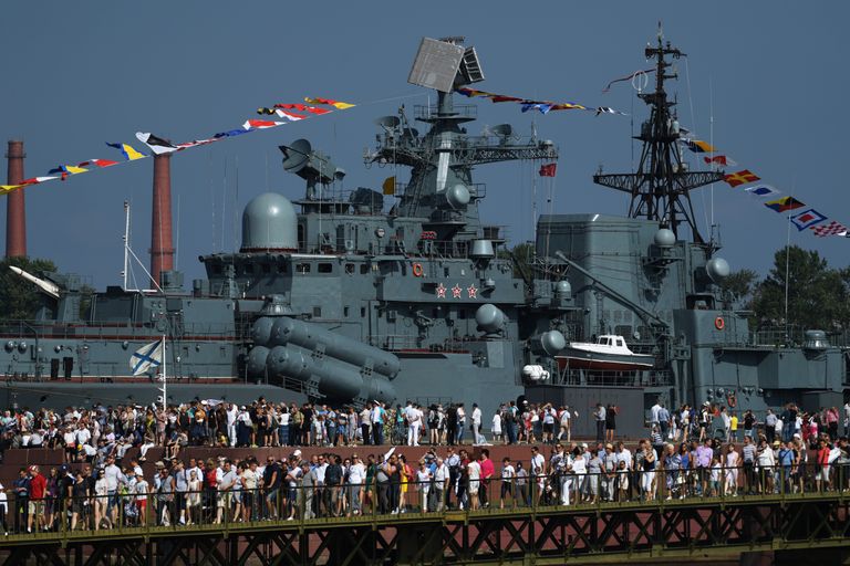 Pealtvaatajad kogunevad tervitama Venemaa laevastikku Peterburis.