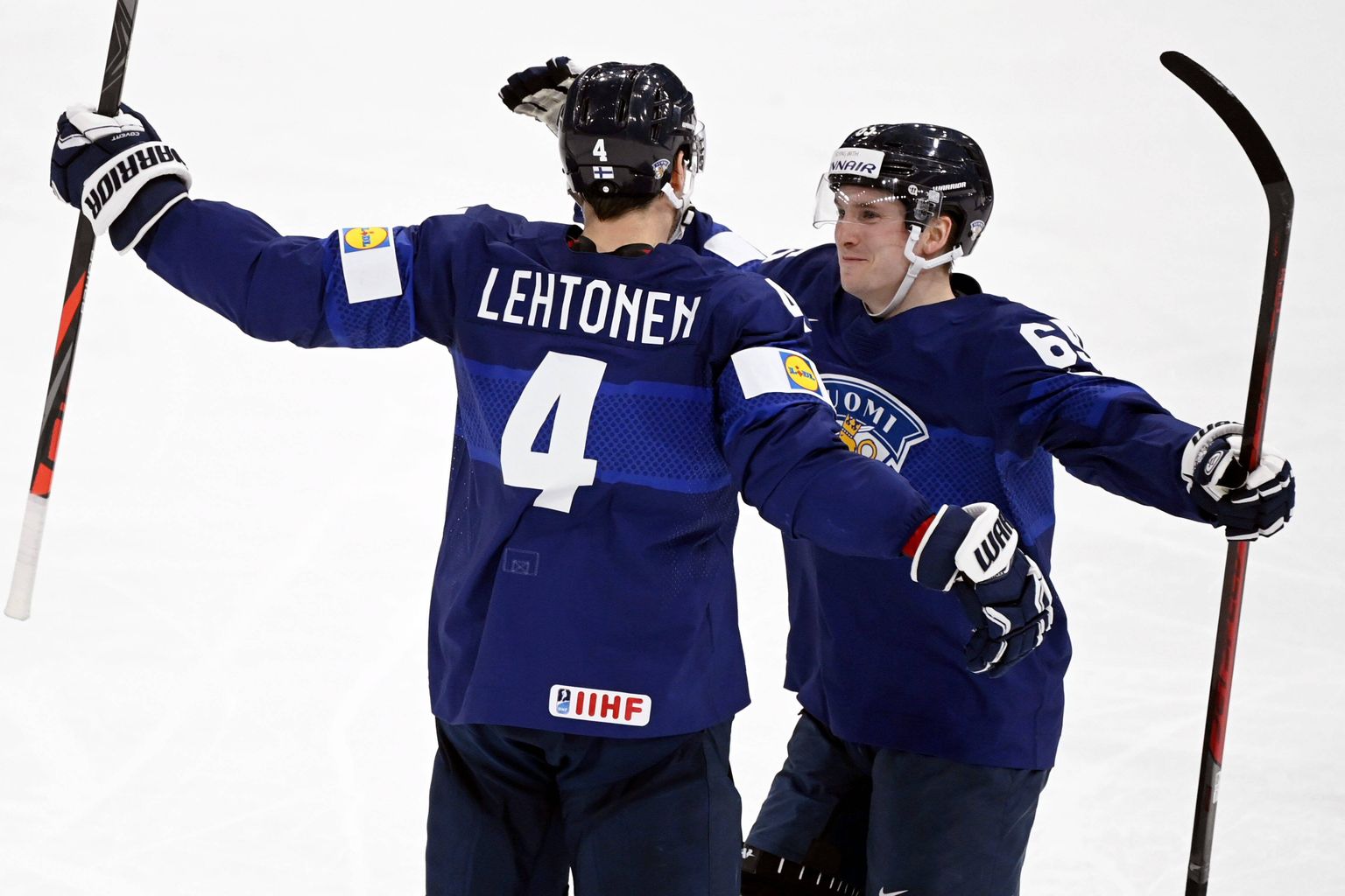 Mikko Lehtonen ja Sakari Manninen Soome võitu tähistamas.