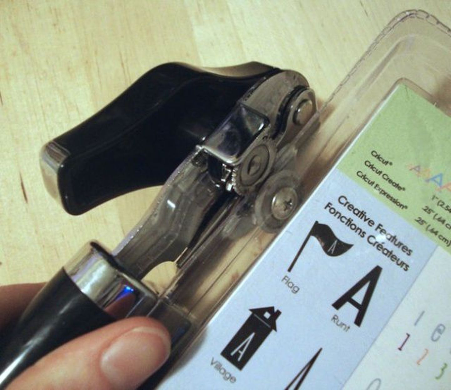 Чтобы открыть жесткие пластиковые упаковки, которые обычно плохо поддаются даже ножницам, используйте консервный нож.