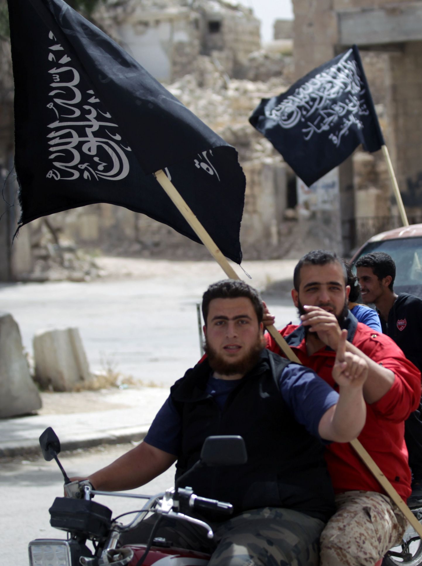 Mehed Al-Nusra Rinde lippudega Maaret al-Numani linna lähedal.