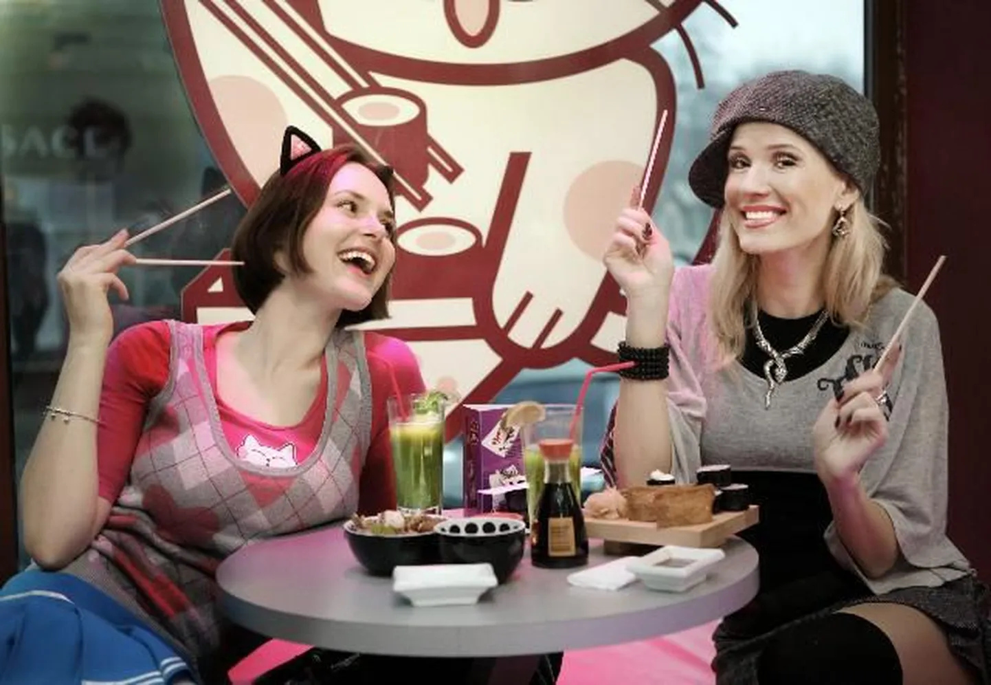 Eksmiss Evelyn Mikomägi ja lauljatar Ithaka-Maria Sushi Cat`is sushit mekkimas
