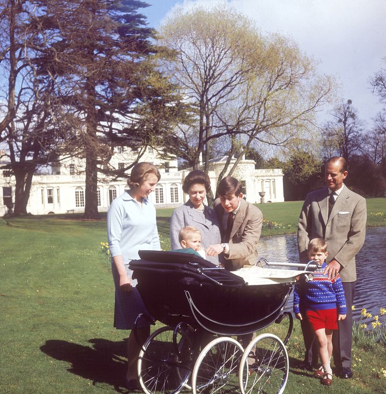 Kuninganna Elizabeth II koos perega Frogmore'i maja juures aprillis aastal 1965. Pildil on vasakult alustades prints Philip, Edinburghi hertsog, tema käed on prints Andrew õlgadel. Praegune troonipärija prints Charles kõdistab oma värskeima väikevenna, üheaastase prints Edwardi põske ning muidugi on pildil ka kuninganna ise ning tema ainus tütar, printsess Anne.