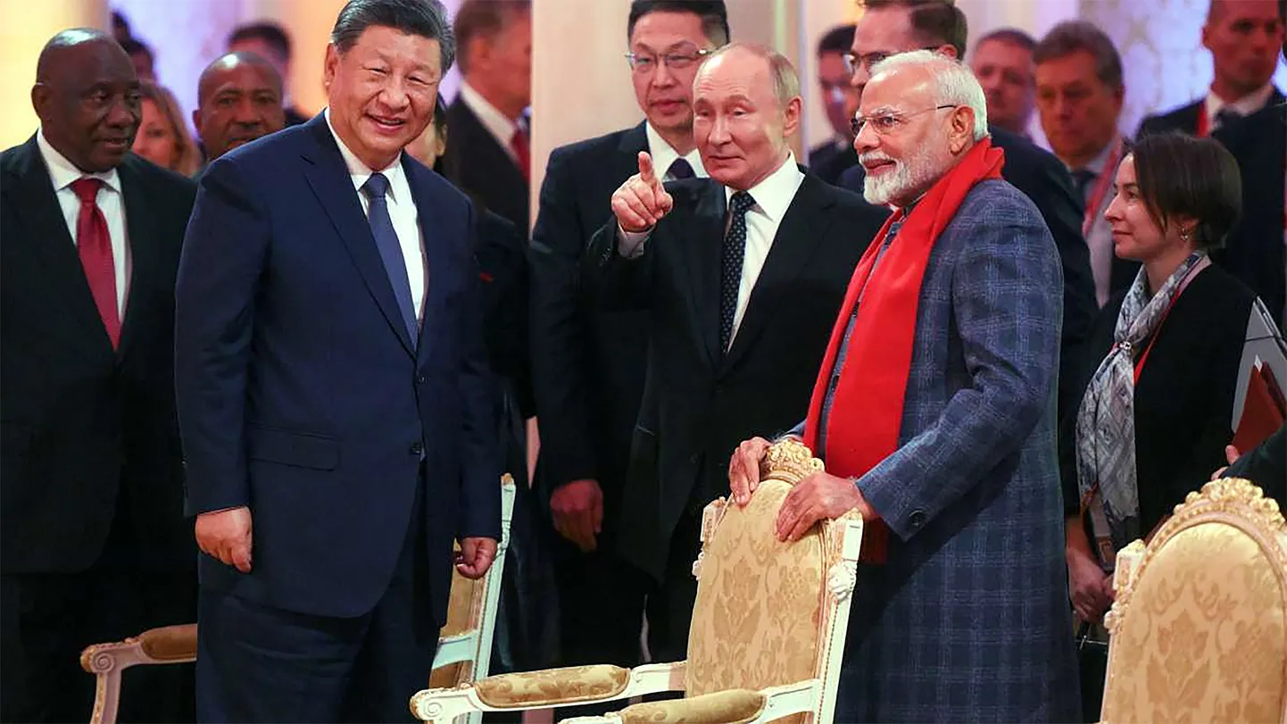 KAS SÕBRAD? Vladimir Putini kõige tähtsamad külalised Kaasanis olid Hiina liider Xi Jinping ja India peaminister Narendra Modi. Just neile on Kreml viimasel ajal oma avantürismis toetunud. Lisaks kirjutas Pekingis ilmuv ingliskeelne ajaleht Global Times sel nädalal, et Hiinal ja Indial õnnestus lahendada aastaid kestnud piiritüli Himaalajas.