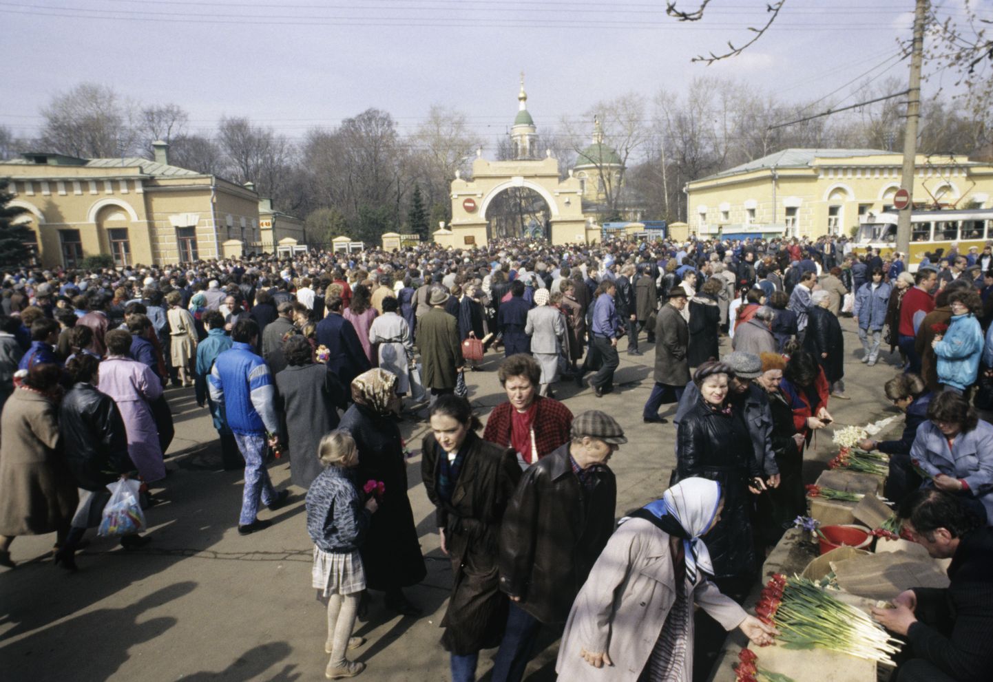 Lihavõttepühadega seotud sagimine Vagankovo kalmistu väravas.