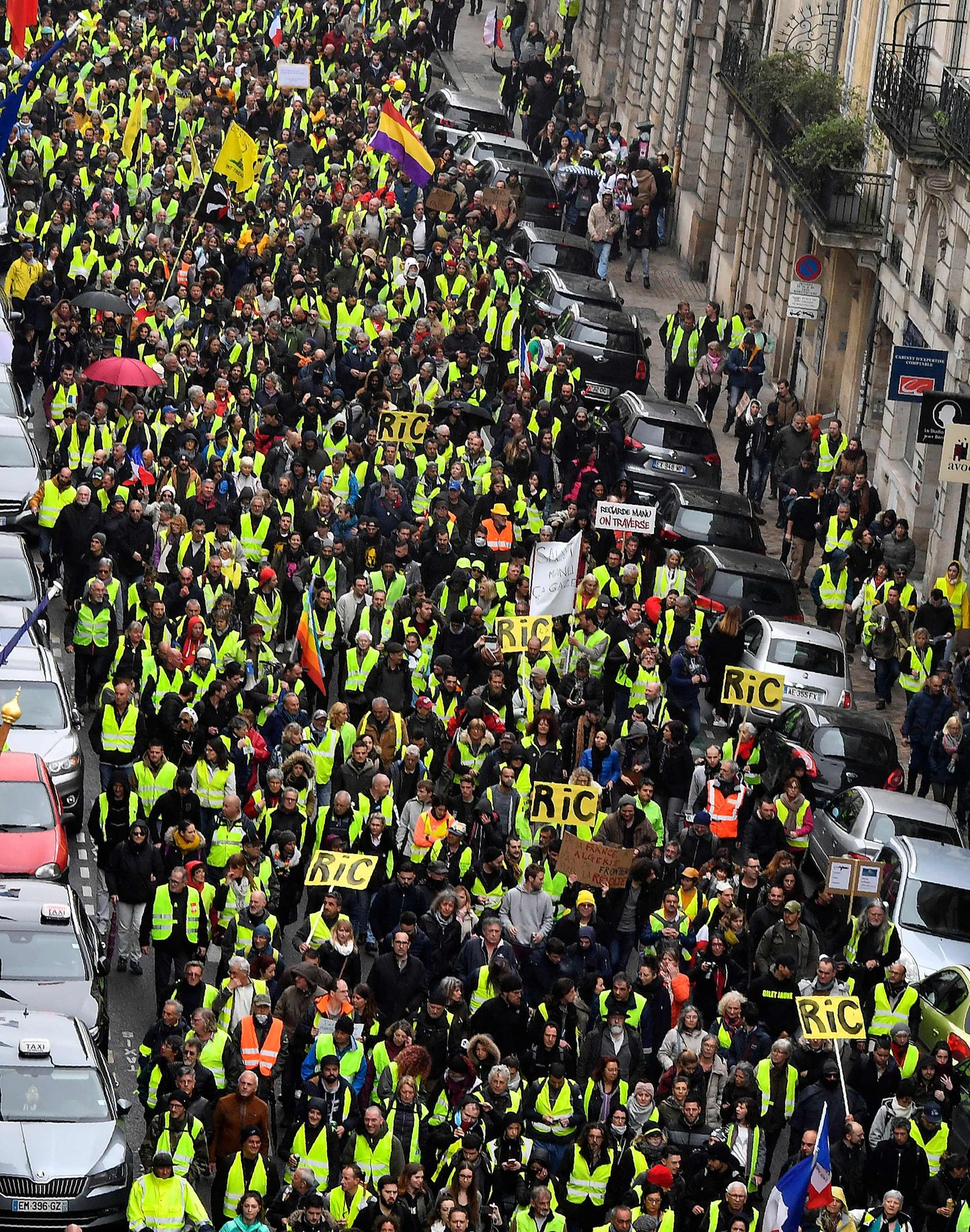 Tuhanded kollavestid Pariisi tänavatel.