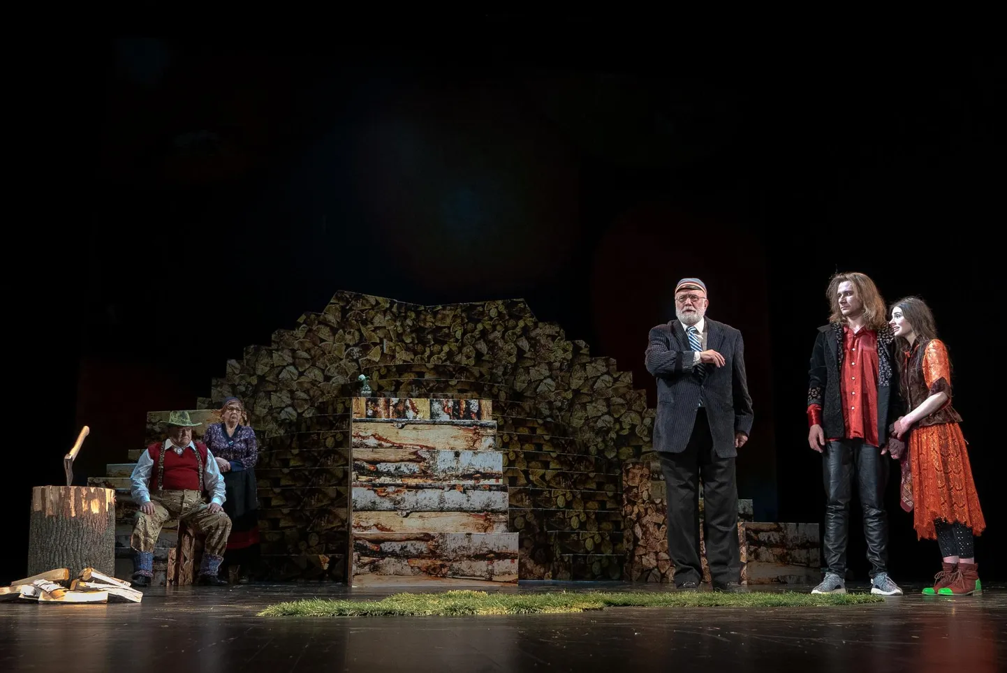 Vene Teatri «Eesti matuse» lavakujunduse autori Vadim Fomitševi loodud püramiidi-altarit meenutava puuriida ees on kogunenud naabrinaine Ida (Jelena Jakovleva) koos abikaasa Karlaga (Juri Žilin), vana Andrese ristipoeg Tiit (Leonid Ševtsov) ja noor Andres (Eduard Tee) koos värske abikaasa Leega (Katrin Sutt).
