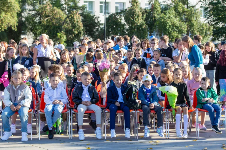 Kogu koolipere kogunes esmaspäeva hommikul Kiviõli keskväljakule.