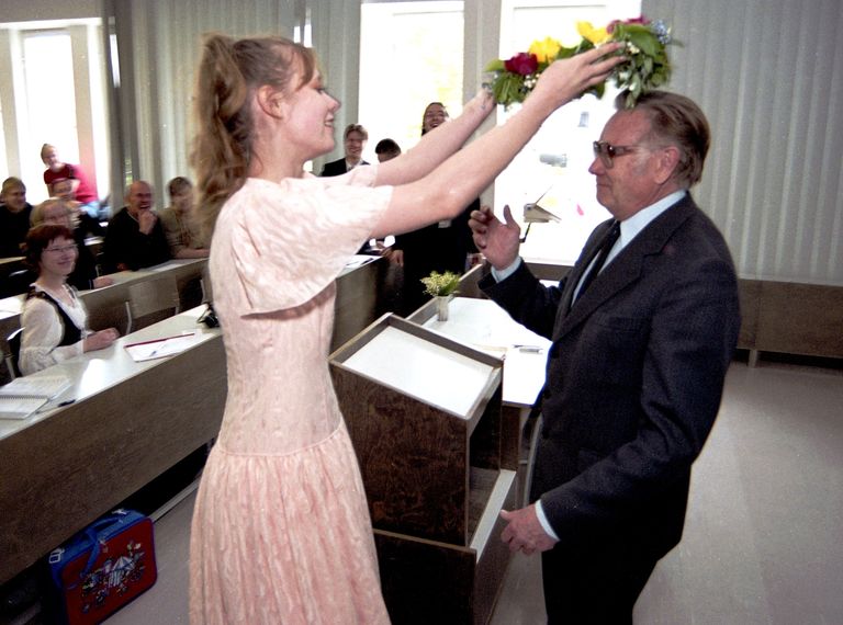 Mõne hetke eest neljanda korruse aknast sisse astunud Janet Laidla asetab Helmut Piirimäe pähe lillepärja.
