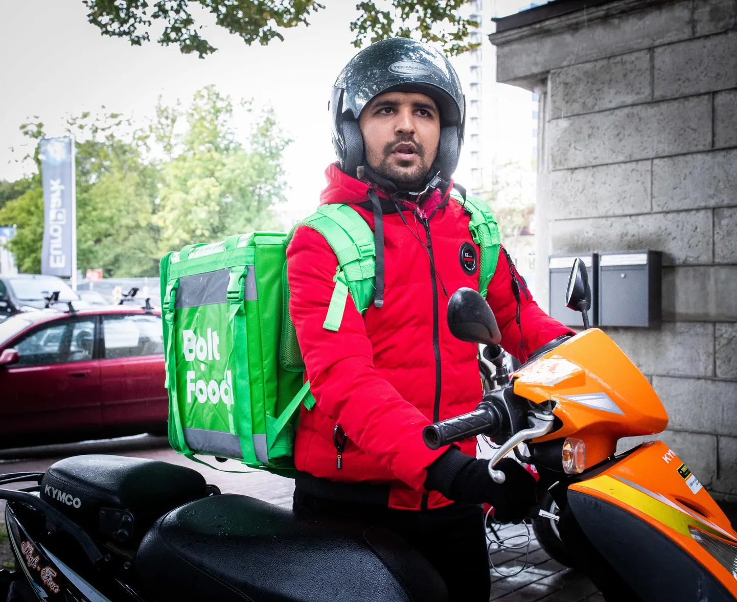 Pakistanist pärit Bolti kuller Salam õpib maginstratuuris ning tõdeb, et rahaliselt toimetulemiseks on tal vaja kooli kõrvalt teenida vähemalt 500 eurot kuus. Muud võimalust peale nutirakenduste tal selleks ei ole.
