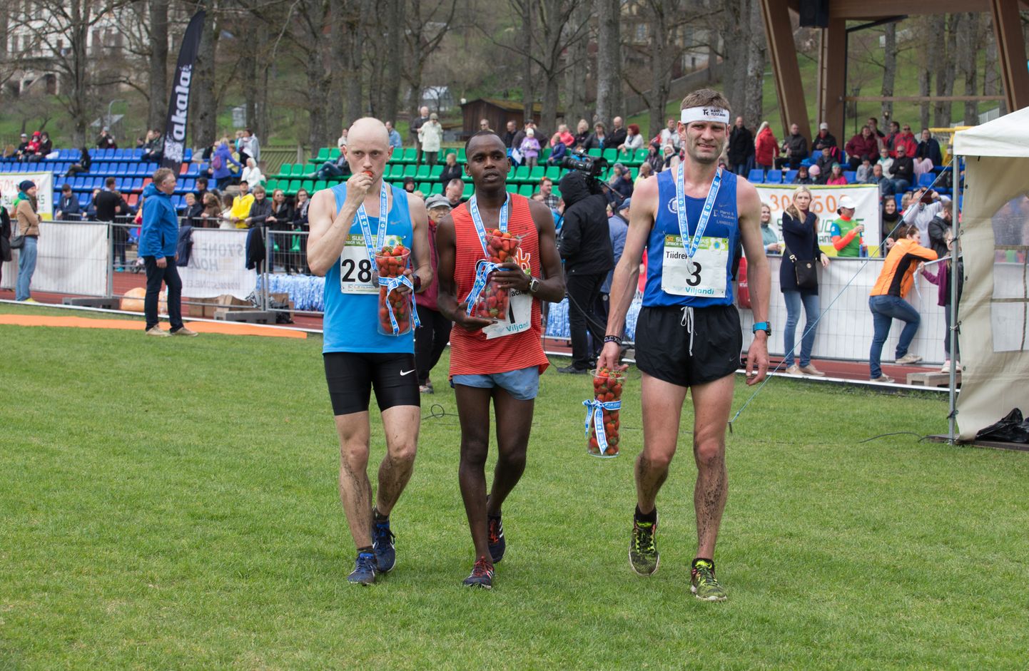 89. korda teoks saanud ümber Viljandi järve jooksu kolm kiiremat meest olid Allar Lamp (vasakul), Ibrahim Wachira Mukunga ja Tiidrek Nurme.