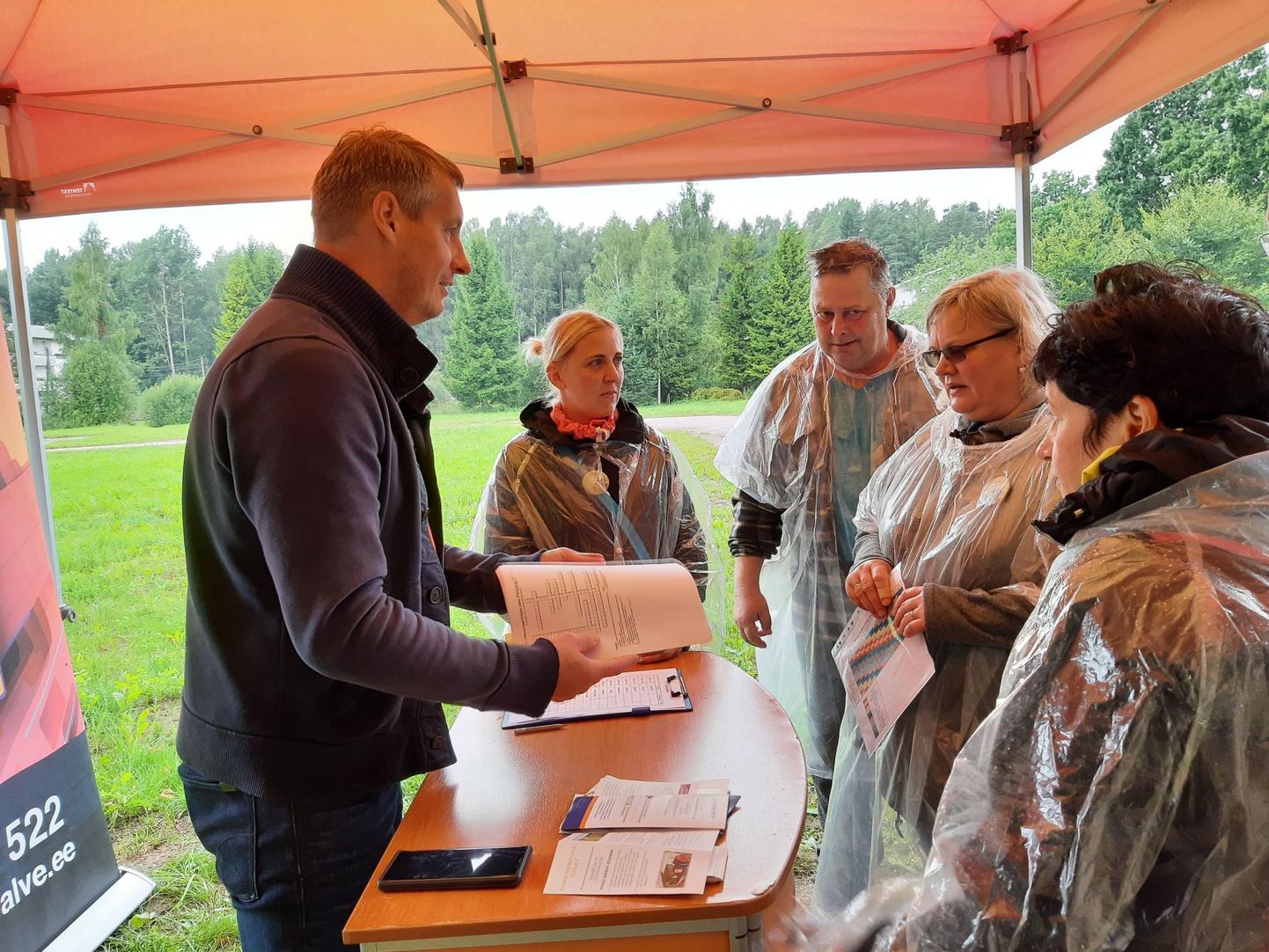 MTÜ Eesti Naabrivalve tegevjuht Marek Väljari ees on Jõesuu küla võistkond, mille vastuste ja punktide lugemisele järgnes õigete vastuste seletamine.