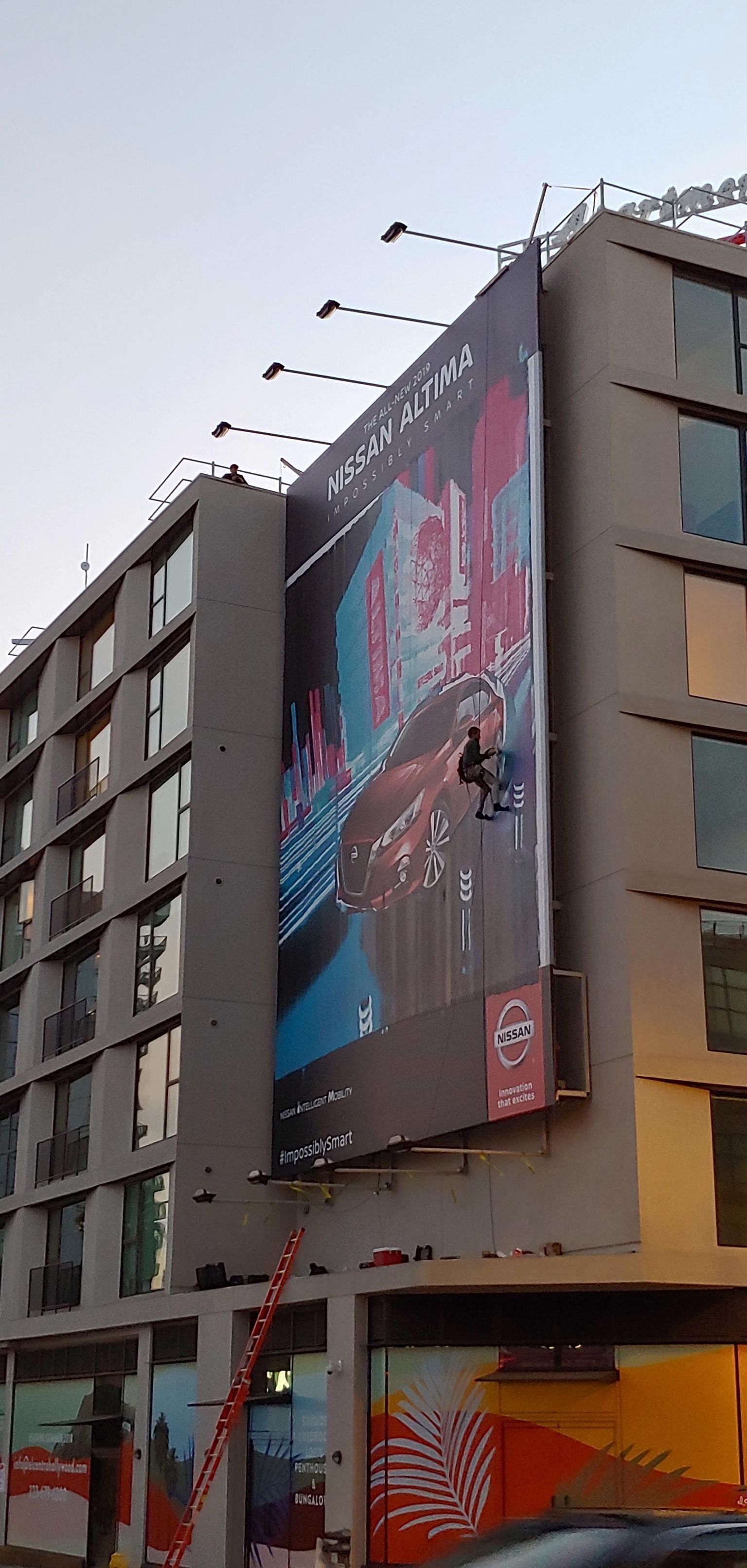 SprayPrinter kandis Nissani reklaami hoonele, mis asub Hollywoodis populaarse turimimagneti Tähtede allee otsas.