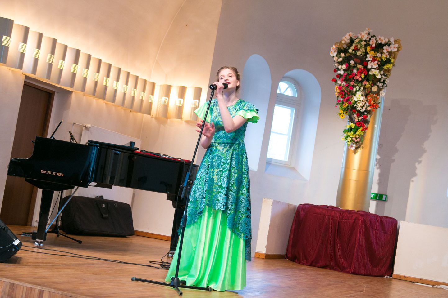 Stuudio Joy neiu Laura Krastina on end tuntuks laulnud piirilinnas Valgas-Valkas, üle Valgamaa ja ka väljaspool, osaledes juba aastaid lauluvõistlustel. Äsja pani ta end proovile Lätimaal Jūrmalas korraldatud võistulaulmisel, kus saavutas kolmanda koha.