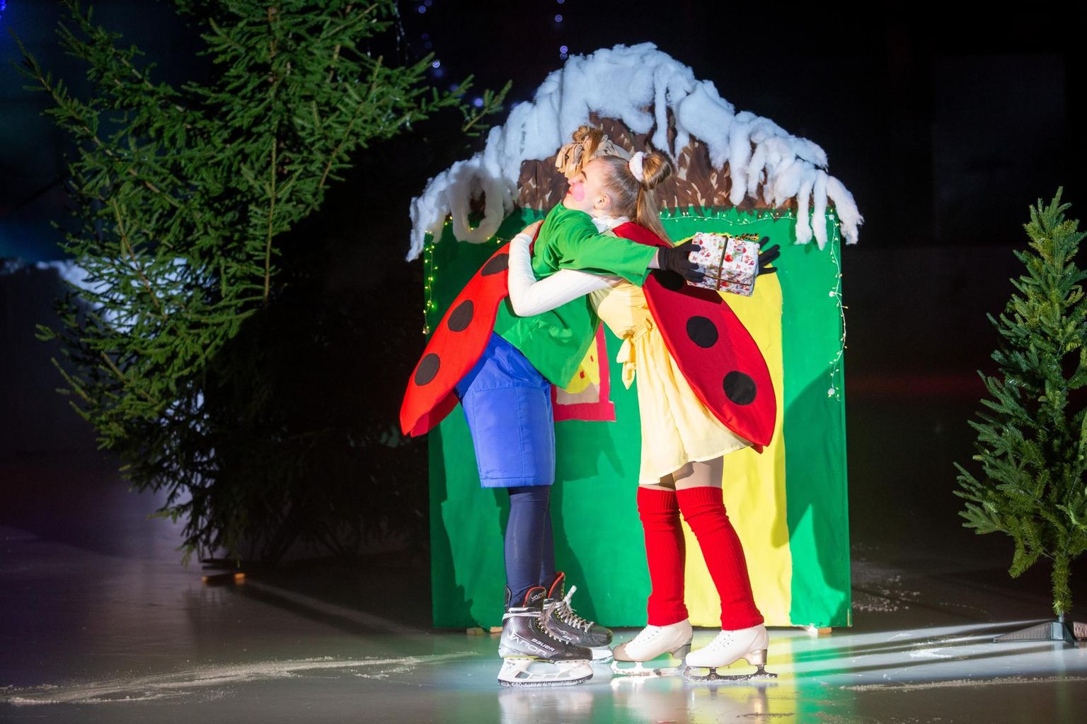 "Lepatriinude jõulud" algab sellega, et lepatriinupoiss Tim (Käbi-Triin Riig, vasakul) läheb jõululaupäeval külla lepatriinutüdruk Miale (Maria Kuura).