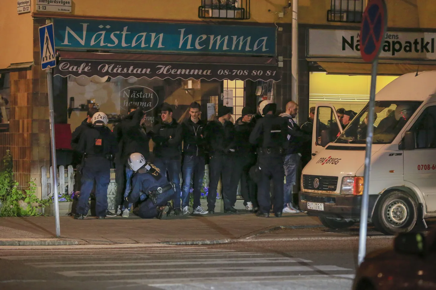 Stockhomi märulipolitsei otsib läbi eile ühes eeslinnas kinni peetud noori mehi.
