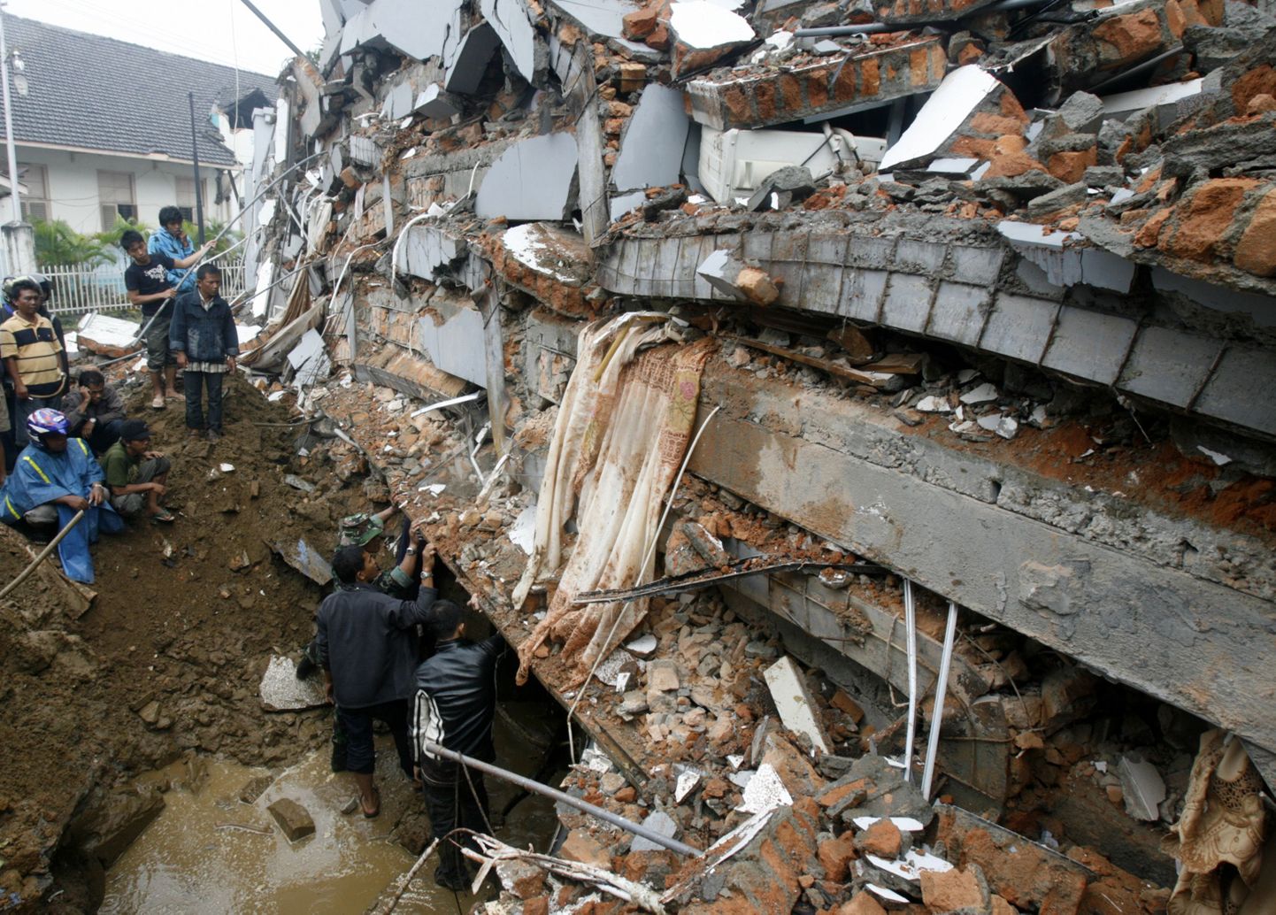 Sumatra maavärinas võis hukkuda tuhandeid.