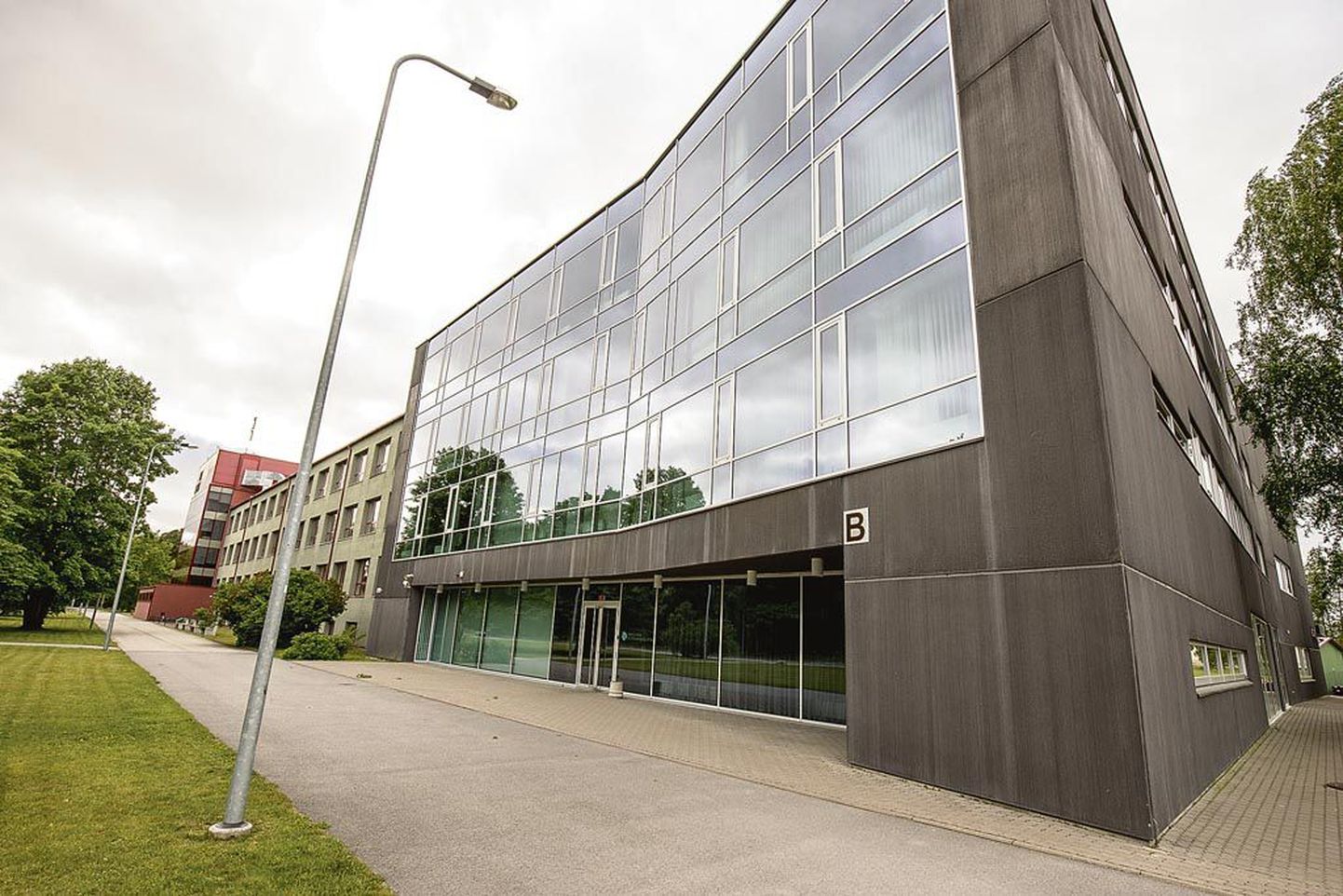 Kunagise internaatkooli ja hilisema Niidupargi gümnaasiumi asemele on kerkinud Pärnumaa kutsehariduskeskuse kompleks.