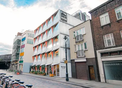 Disainistuudio Doone Silver Kerr muutis vanad konteineris šikiks hotelliks ja veinibaariks Stow-Away Londonis Waterloos.