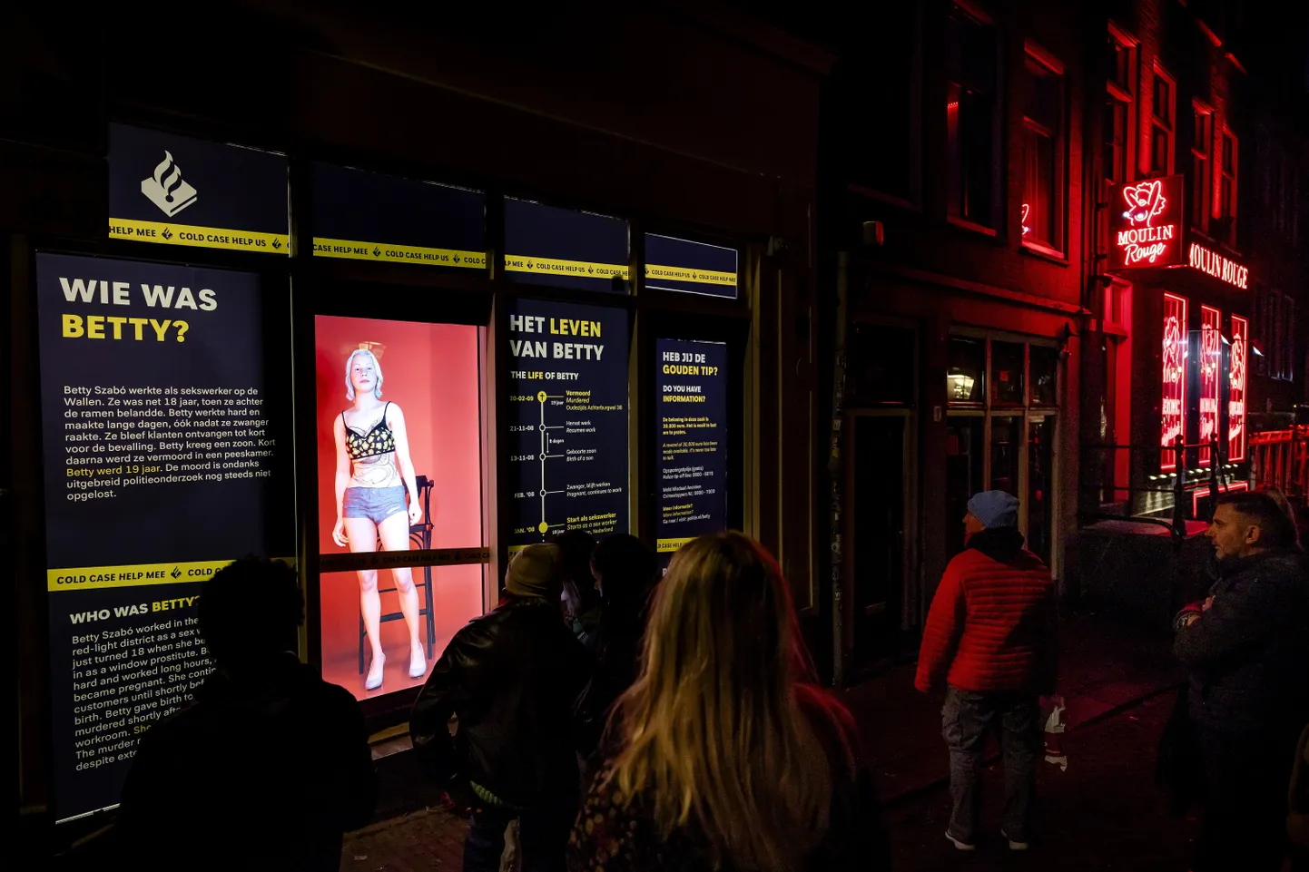 Hologrammikujutisena on Hollandi punaste laternate tänaval oma mõrvarit jälitamas Ungari päritolu seksitöötaja Bernadett Szabo, kelle hüüdnimi oli Betty.