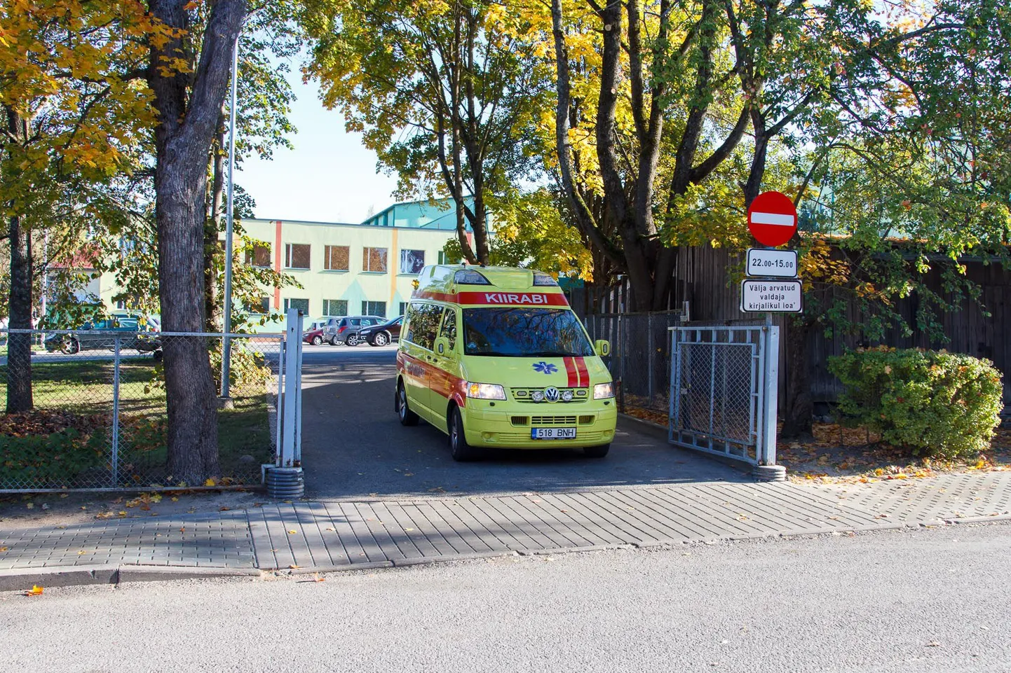 Скорая помощь у школы в Валга.