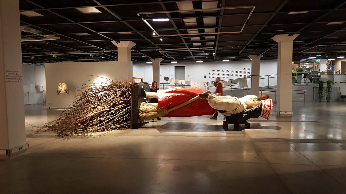 Aigars Bikše, «LIBAU – HALIFAX – LIBAU». Riia vanalinnas asuvas näitusepaigas Riga Art Space olev töö näituselt «Cilme» («Päritolu»). Tundub, et rahvariietest on saanud noorema põlvkonna Läti kaasaegsetele kunstnikele omamoodi painajad.