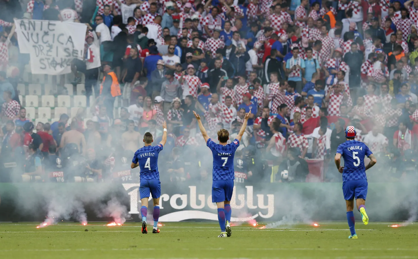 Horvaatia - Tšehhi mäng tuli kohtunikul katkestada, kuna horvaatidest huligaanid loopisid mängu ajal platsile pürotehnikat.
