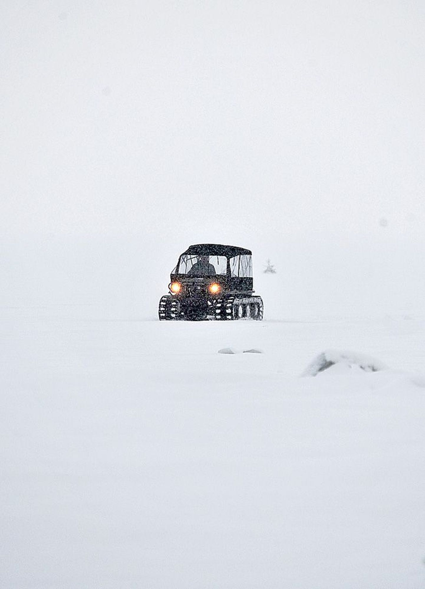 Amfiib-ATV sõidutab kalastajaid kaldast viie kilomeetri kaugusele jääle.
