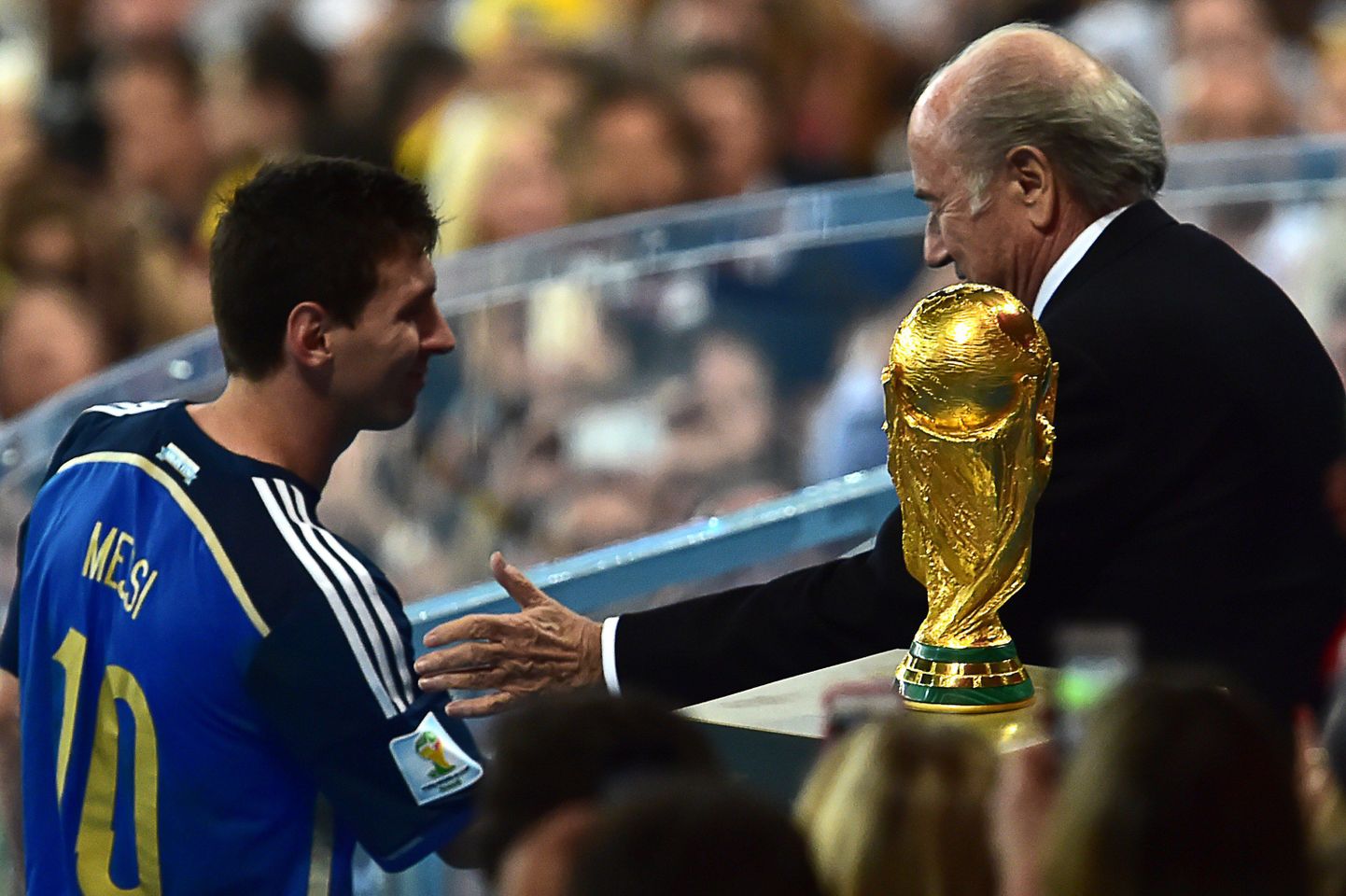 Sepp Blatter ja Lionel Messi (vasakul)