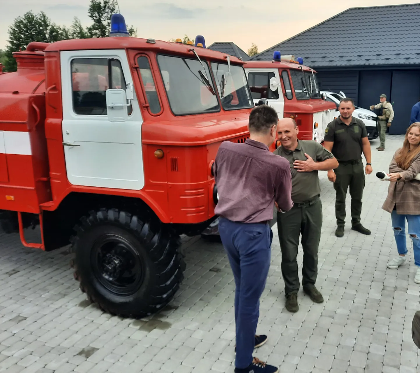 Žõtomõri oblasti metsamehed said enda käsutusse kaks Raplamaa vabatahtlike päästjate annetatud tuletõrjemasinat, mis hõlbustavad edaspidi nende elu metsatulekahjude kustutustöödel.