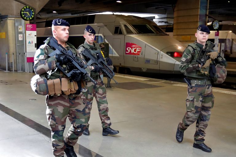 Sõdurid patrullimas ühes Pariisi raudteejaamas.