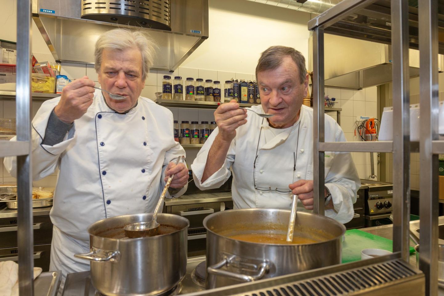 Välislektoritena Viljandi kutseõppekeskusesse tulnud Prantsuse kokad Philippe Decaud (vasakul) ja Jean-Pirre Vives proovivad, kuidas maitseb Eestis valmistatuna nende kodumaa traditsiooniline sibulsasupp.