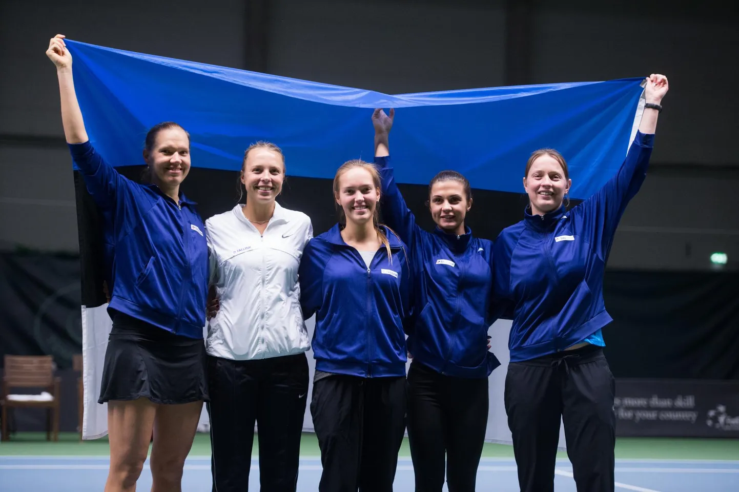 Veebruar 2015: seni viimane kord, kui Kaia Kanepi ja Anett Kontaveit (vasakult kaks esimest) Federation Cupil üheskoos Eesti lippu kõrgel hoidsid.
