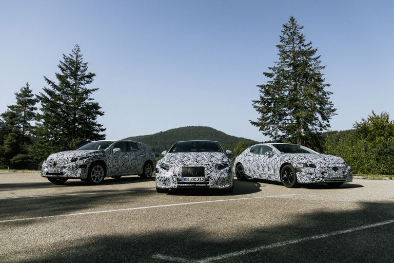 Семья Mercedes-Benz EQS на тестах