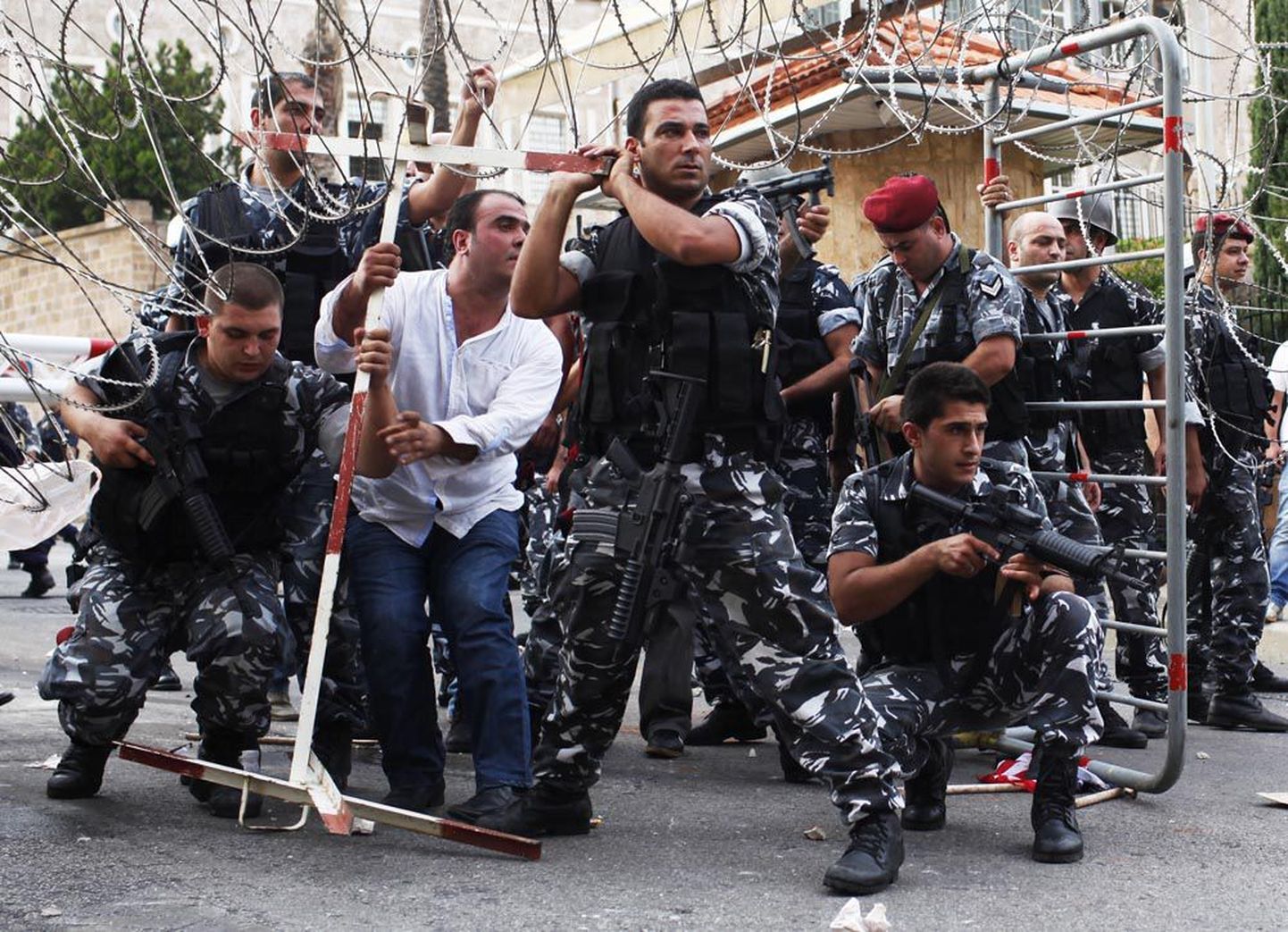 Liibanoni julgeolekuväed eile Beirutis valitsushoonet turvamas. Foto: