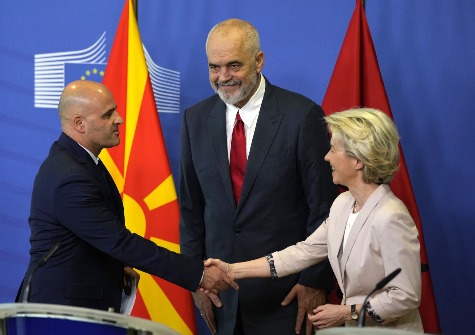 Põhja-Makedoonia peaminister Dimitar Kovačevski (vasakul), Albaania peaminister Edi Rama ja Euroopa Komisjoni president Ursula von der Leyen Brüsselis 19. juuli 2022.