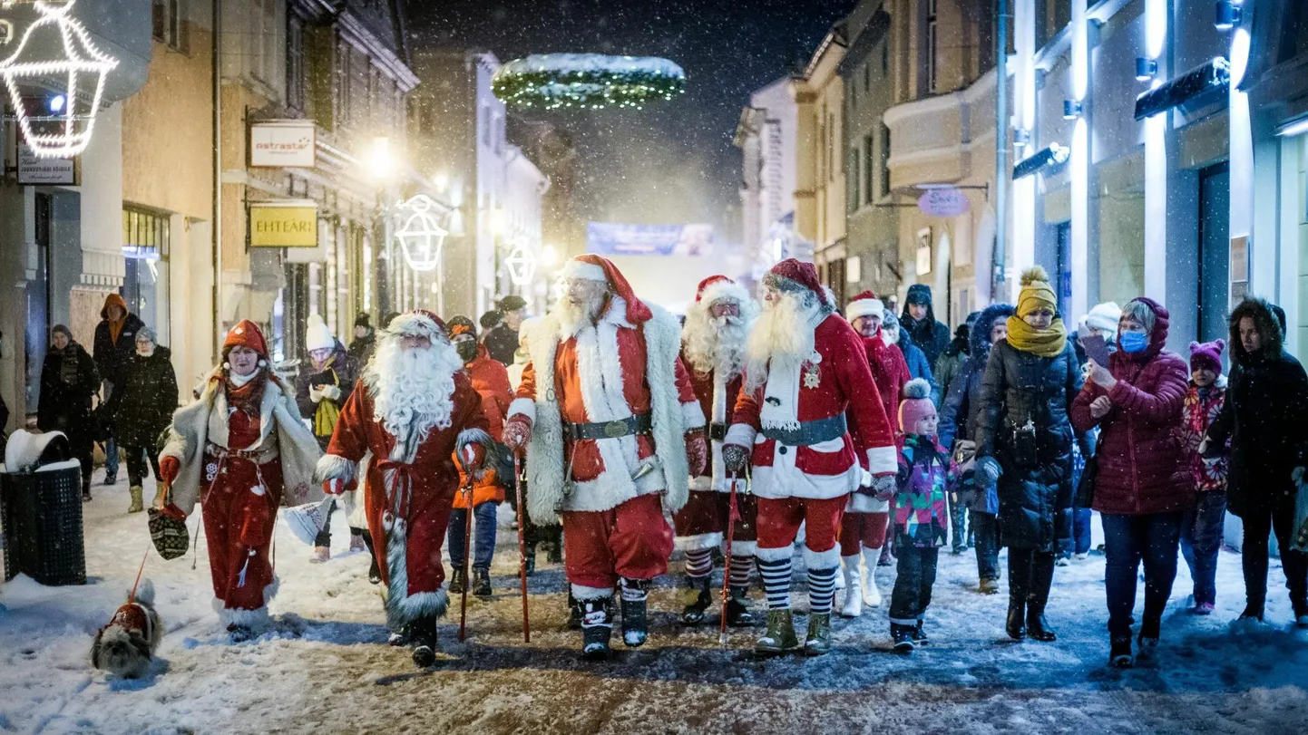Esimesel advendil liigub Pärnus traditsiooniliselt rongkäik Eliisabeti kirikust Iseseisvuse väljakule, kus jagatakse advendituld ja tähistatakse jõuluaja algust.
