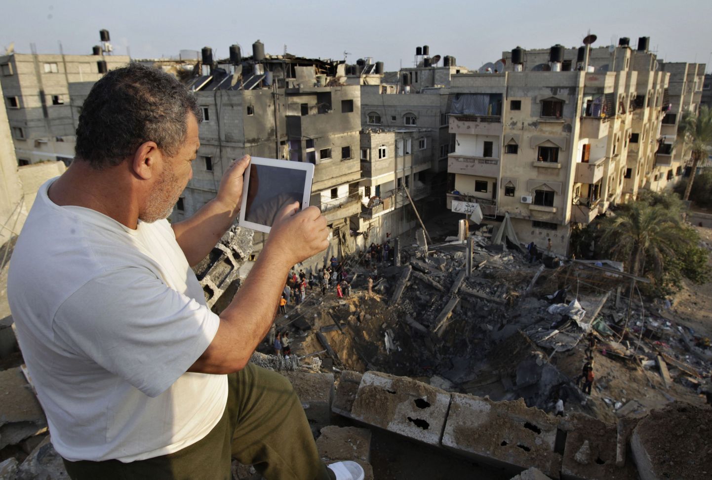 Mees teeb iPadiga pilti rusudest Gaza lõunaosas Khan Younis.