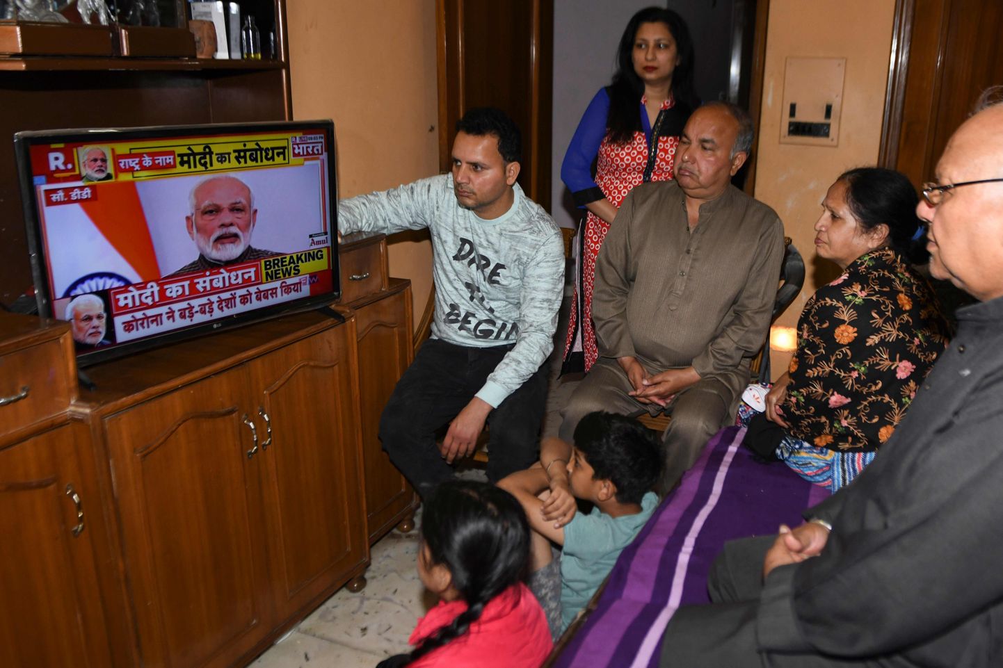 Indialased vaatamas peaminister Narendra Modi telepöördumist.