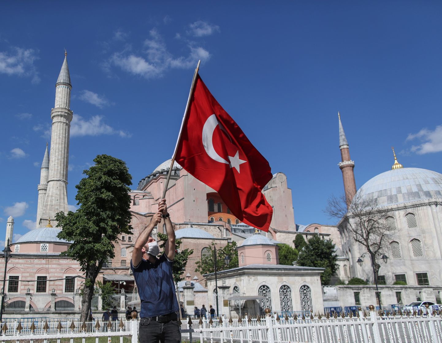 Türgi lipuga mees tervitab kohtu otsust lubada Hagia Sophia tagasi mošeeks muuta.