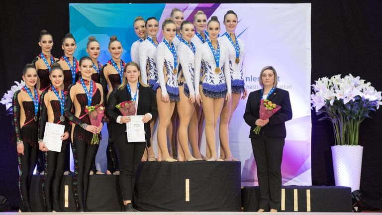 Rühmvõimlemise meistriklassi medalivõitjad (vasakult) – VK Janika Tallinn Senior Team, VK Janika Team Wonder treeneritega.
