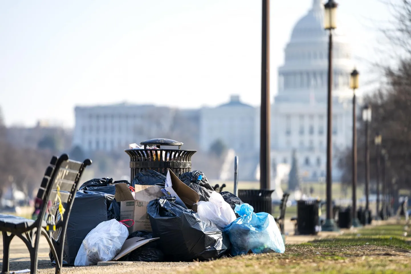 Valitsusseisaku tõttu on häiritud ka parkide korrashoid. Pildil prügisse mattuv National Mall pealinnas Washingtonis.