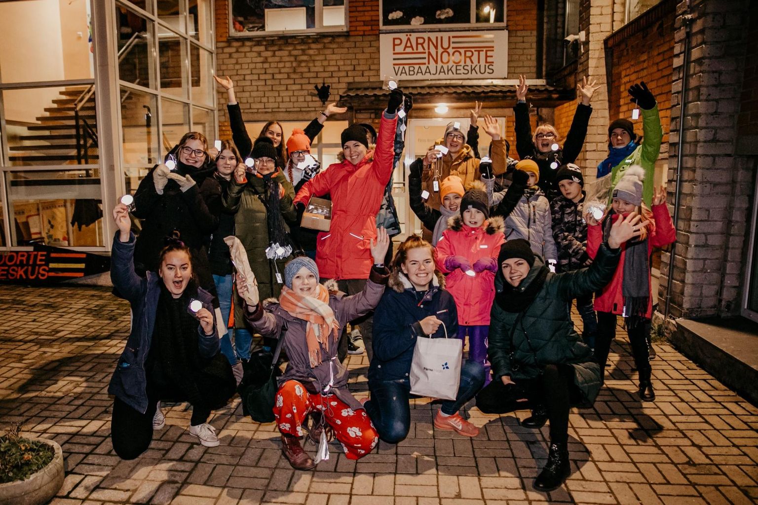 Pärnu noorte vabaajakeskuse ees kogunenud noored lõid kaasa üleriigilises helkurkõnni kampaanias.