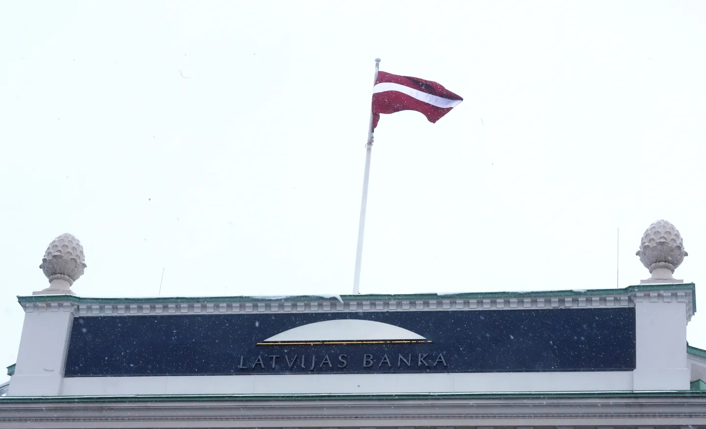 Riigilipp Läti Keskpanga kohal