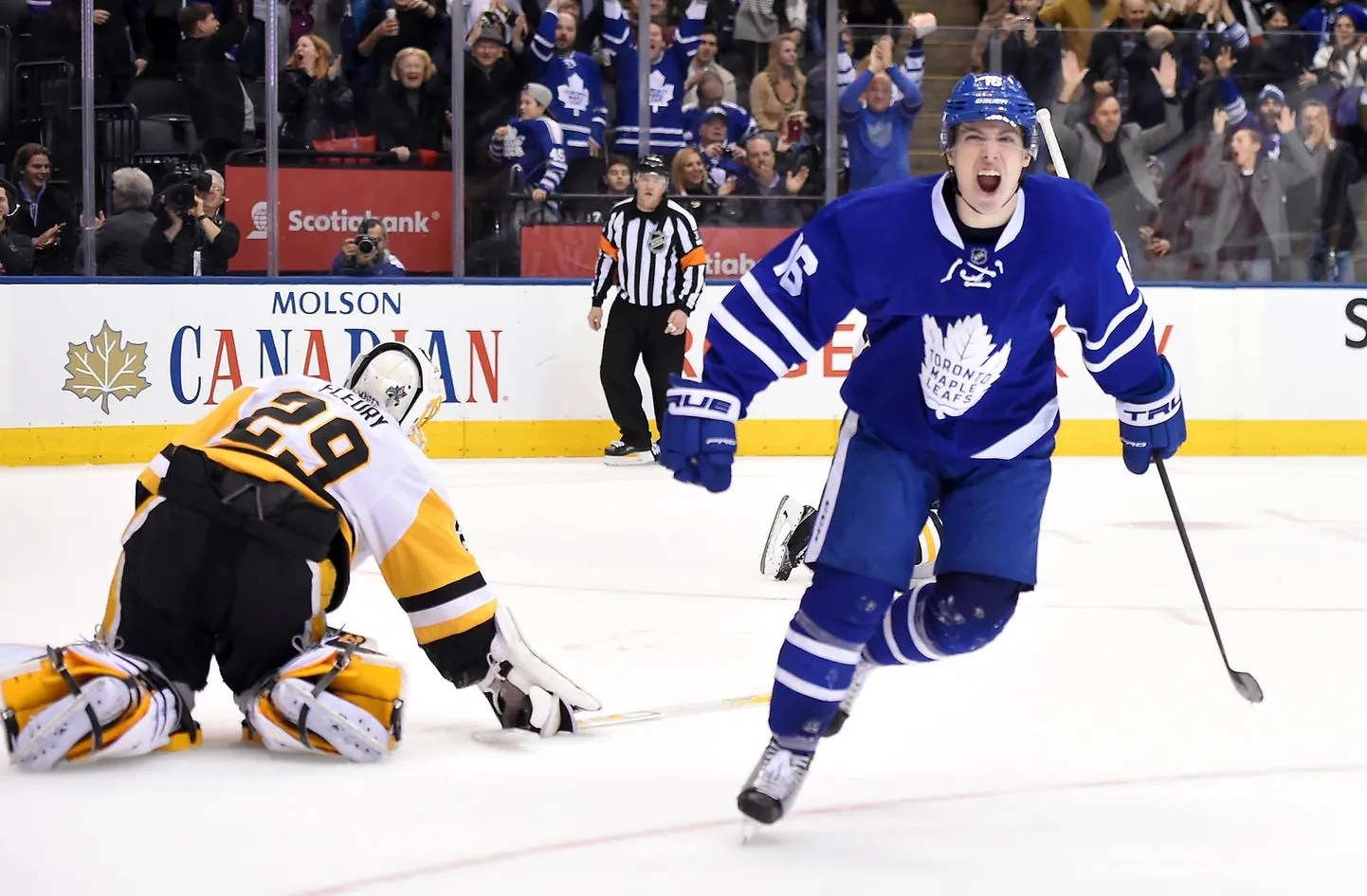 Mitch Marner (sinises)