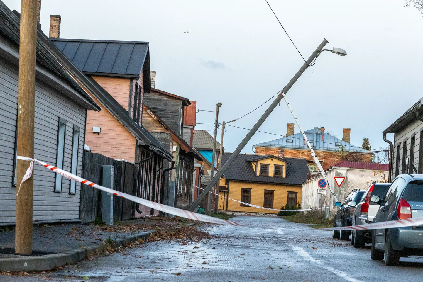 HOIATUS Tugevad tormituuled võivad põhjustada ulatuslikke elektrikatkestusi