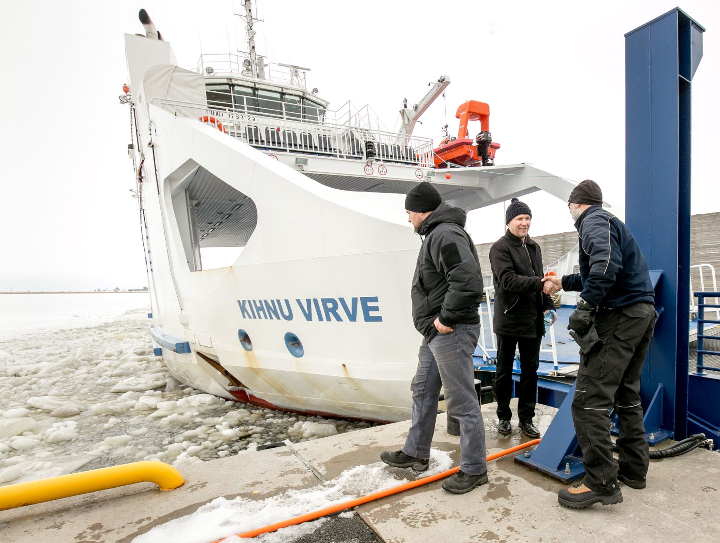 Merepõhja kriipinud parvlaev Kihnu Virve suuri vigastusi ei saanud ja on merekõlbulik.